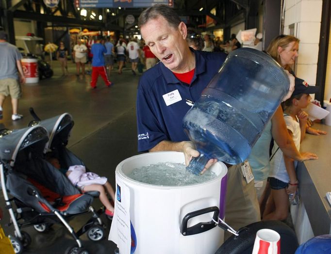 Dan Eper who works in the Atlanta Braves guest relations department fills a cooler with free water for fans attending the Atlanta Braves baseball game against the Washington Nationals at Turner Field in Atlanta, Georgia June 30, 2012. A record-breaking heatwave has covered most of the country with temperatures expected to be 105 degrees Fahrenheit (41 degrees Celsius) in Atlanta. REUTERS/Tami Chappell (UNITED STATES - Tags: ENVIRONMENT SPORT BASEBALL) Published: Čec. 1, 2012, 12:25 dop.