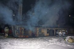 Na Vsetínsku hořela hala, s ohněm bojovalo pět jednotek