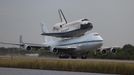 The space shuttle Endeavour leaves Kennedy Space Center for the last time in Florida, morning of September 19, 2012. Endeavour, attached to a NASA modified 747 aircraft, lifts off and will end up at the California Science Center museum where it will be put on display. Endeavour was to leave the space center on September 17 but was delayed because of bad weather between Florida and Texas, where it will make its first stop before heading to California. REUTERS/Michael Brown (UNITED STATES - Tags: SCIENCE TECHNOLOGY TRANSPORT) Published: Zář. 19, 2012, 1:17 odp.