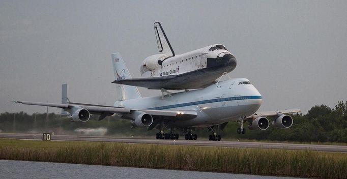 The space shuttle Endeavour leaves Kennedy Space Center for the last time in Florida, morning of September 19, 2012. Endeavour, attached to a NASA modified 747 aircraft, lifts off and will end up at the California Science Center museum where it will be put on display. Endeavour was to leave the space center on September 17 but was delayed because of bad weather between Florida and Texas, where it will make its first stop before heading to California. REUTERS/Michael Brown (UNITED STATES - Tags: SCIENCE TECHNOLOGY TRANSPORT) Published: Zář. 19, 2012, 1:17 odp.