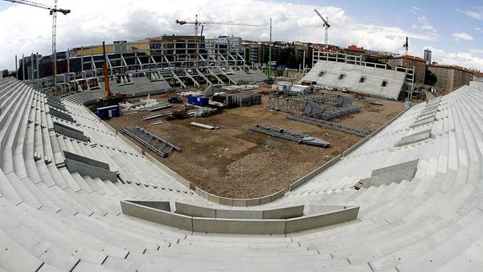 Červenec 2007: Stavba Edenu pokročila, tribuny ve Vršovicích rostou stejně jako víra fanoušků, že stadion se dokončí.