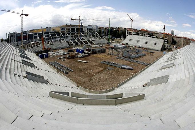 Červenec 2007: Stavba Edenu pokročila, tribuny ve Vršovicích rostou stejně jako víra fanoušků, že stadion se dokončí.