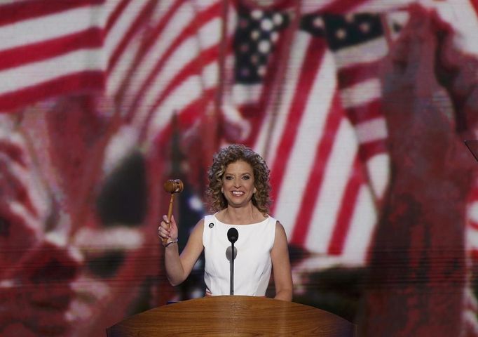 Debbie Wasserman Schultz, Chair of the Democratic National Committee and member of the U.S. House of Representatives, Florida, gavels the start of the first day of the Democratic National Convention in Charlotte, North Carolina, September 4, 2012. REUTERS/Jason Reed (UNITED STATES - Tags: POLITICS ELECTIONS) Published: Zář. 4, 2012, 9:23 odp.