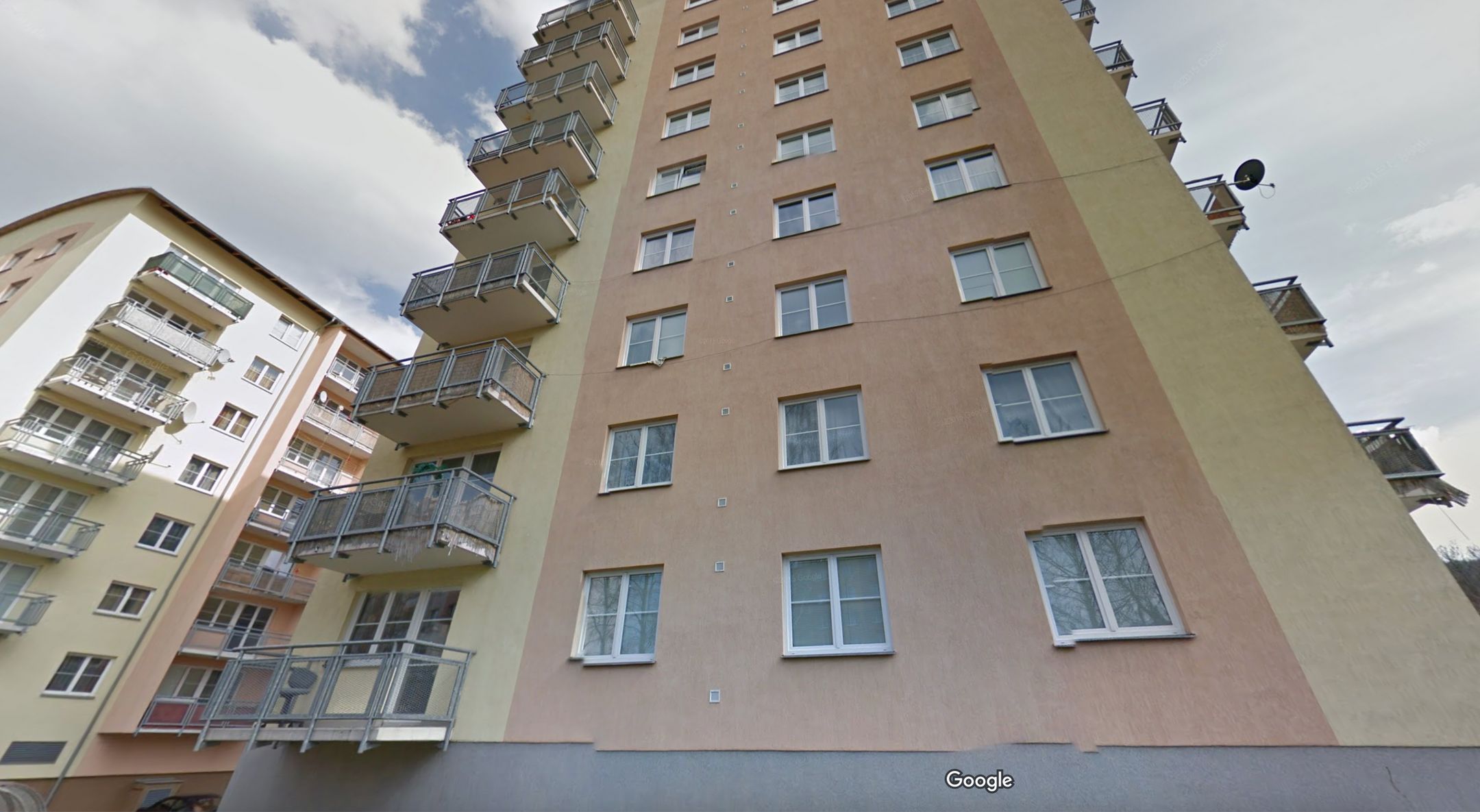 Jeden z karlovarských domů, v němž byty vlastní rodiče ruského ministra školství.