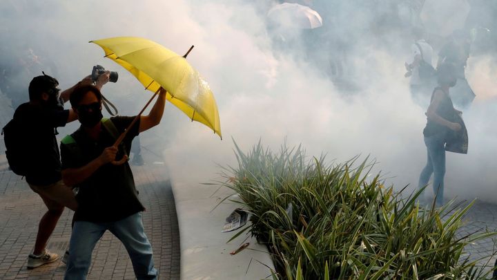 Policie v Hongkongu rozehnala protesty slzným plynem. Některé demonstranty zadržela