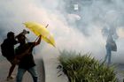 Protivládní demonstrace v Hongkongu rozehnala policie slzným plynem