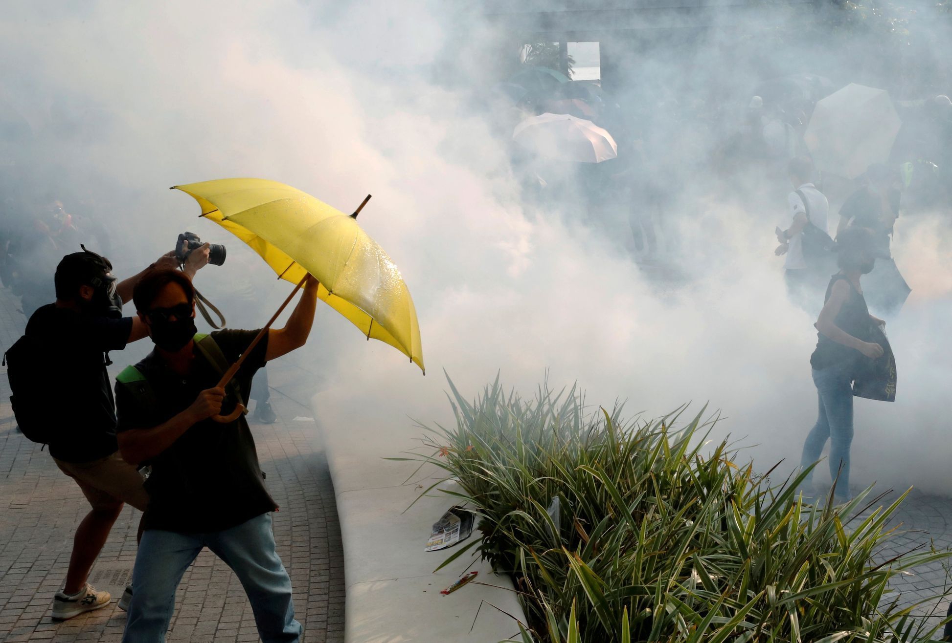 Protivládní demonstrace v Hongkongu rozehnala policie slzným plynem