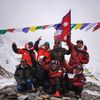Nepálští horolezci v základním táboře pod K2, včetně Nirmala Purji