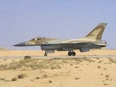V neděli 7. června 1981 v 15:55 místního času vzlétlo ze základny Ecion v Negevské poušti na jihu Izraele osm plně naložených a natankovaných stíhacích bombardérů F-16, které doprovázelo šest stíhacích letounů F-15.