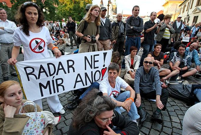 Poklidný protest proti americkým radarovým základnám po "americku" - tedy vsedě.