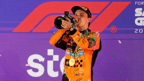 Oscar Piastri z McLarenu slaví triumf ve VC Saúdské Arábie F1 2025