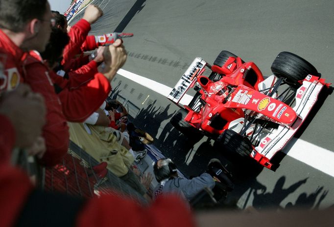 Michael Schumacher a členové týmu Ferrari slaví triumf v GP Evropy 2004 na Nürburgringu.