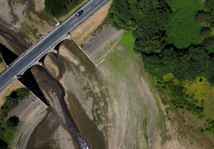 Město Otley. Pohled na vodní nádrž Lindley Wood. Vlny veder v Británii způsobily pokles vodní hladiny.