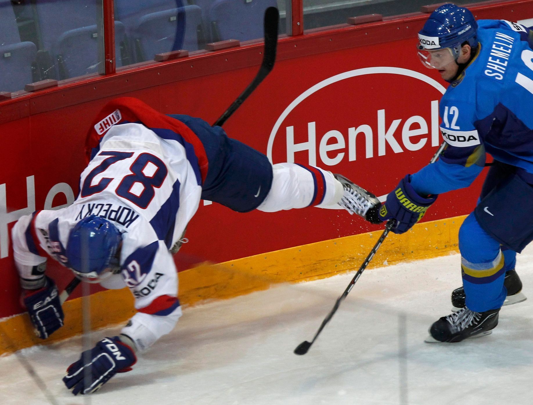 Střet Shemelina a Kopeckého v utkání Slovensko - Kazachstán