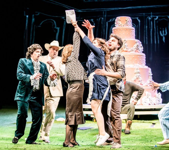 Jan M. Hájek jako Basilio, Tomáš Šelc coby Bartolo, Kateřina Jalovcová v roli Marcelliny, Jekatěrina Krovatěva jako Zuzana a Lukáš Bařák coby Figaro.