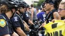 Protesters face off with police officers while marching outside the site of the Democratic National Convention in Charlotte, North Carolina, September 4, 2012. REUTERS/Philip Scott Andrews (UNITED STATES - Tags: CIVIL UNREST POLITICS ELECTIONS TPX IMAGES OF THE DAY) Published: Zář. 4, 2012, 9:03 odp.