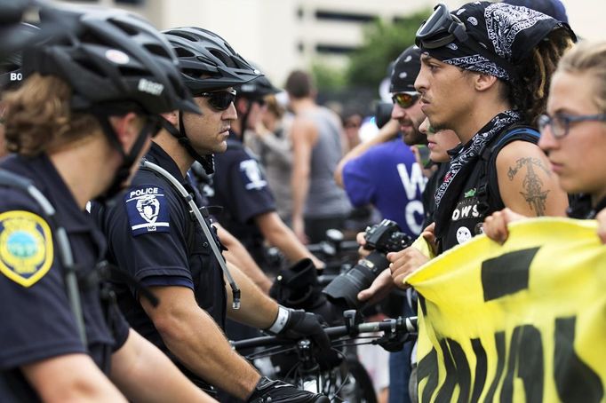 Protesters face off with police officers while marching outside the site of the Democratic National Convention in Charlotte, North Carolina, September 4, 2012. REUTERS/Philip Scott Andrews (UNITED STATES - Tags: CIVIL UNREST POLITICS ELECTIONS TPX IMAGES OF THE DAY) Published: Zář. 4, 2012, 9:03 odp.