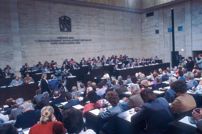 Fotografie zachycující 10. společnou schůze sněmovny Federálního shromáždění ČSSR dne14. 6. 1988.