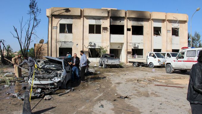 Výcvikové středisko v libyjském Zlitánu po bombovém útoku.