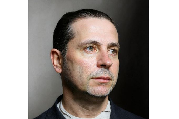 Policejní foto Petra Kürtena, masového vraha známého jako Upír z Düsseldorfu, pořízeného v roce 1931. Kolorováno