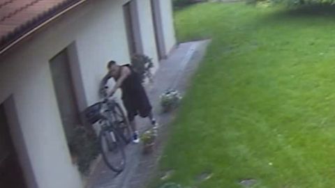 Zloděj ukradl kolo opřené o rodinný dům. Majitel za ním vyběhl pozdě