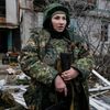 Proruská separatistka na stráži u doněckého mezinárodního letiště.