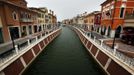 A canal flows through the center of the Florentia Village in the district of Wuqing, located on the outskirts of the city of Tianjin June 13, 2012. The shopping center, which covers an area of some 200,000 square meters, was constructed on a former corn field at an estimated cost of US$220 million and copies old Italian-style architecture with Florentine arcades, a grand canal, bridges, and a building that resembles a Roman Coliseum. REUTERS/David Gray (CHINA - Tags: SOCIETY BUSINESS) Published: Čer. 13, 2012, 5:20 odp.