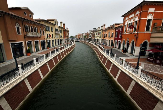 A canal flows through the center of the Florentia Village in the district of Wuqing, located on the outskirts of the city of Tianjin June 13, 2012. The shopping center, which covers an area of some 200,000 square meters, was constructed on a former corn field at an estimated cost of US$220 million and copies old Italian-style architecture with Florentine arcades, a grand canal, bridges, and a building that resembles a Roman Coliseum. REUTERS/David Gray (CHINA - Tags: SOCIETY BUSINESS) Published: Čer. 13, 2012, 5:20 odp.