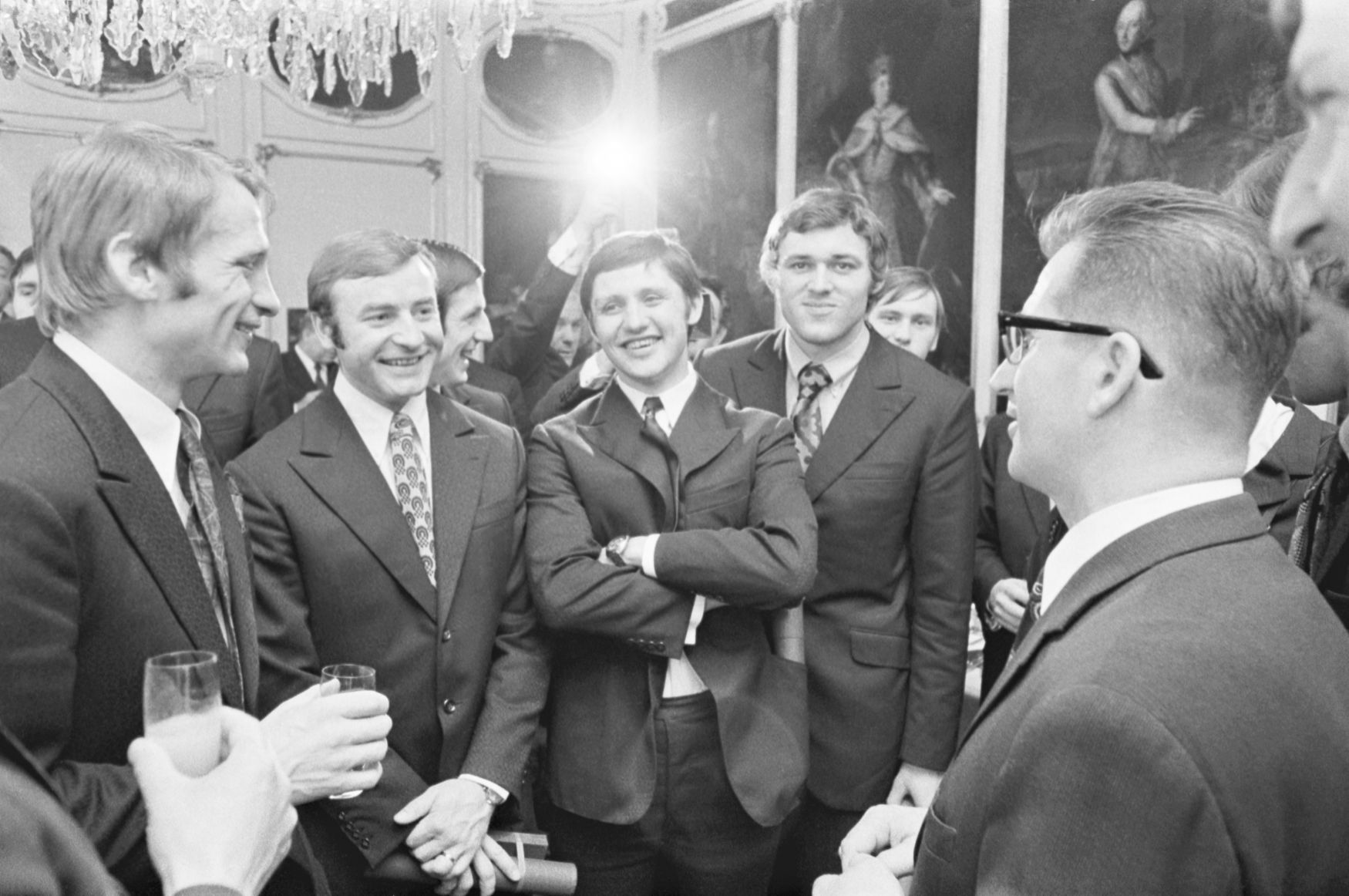 Českoslovenští hokejisté u předsedy vlády Lubomíra Štrougala (1972): zleva Jaroslav Holík, Jan Klapáč, Richard Farda, Václav Nedomanský