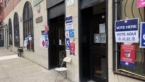 Zatímco volební místnosti v klíčové Pensylvánii stále hlásí několikakilometrové fronty, před touto místností v centru Manhattanu se už odpoledne fronty netvoří.