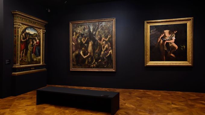 Na snímku z Arcidiecézního muzea Olomouc je uprostřed obraz Apollo a Marsyas od pozdně renesančního umělce Tiziana.