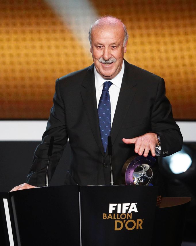 Španěl Vicente del Bosque si zaslouženě došel pro titul nejlepšího kouče světa.