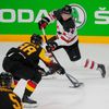 Michael Bunting a Fabio Wagner v zápase Německo - Kanada na MS 2021