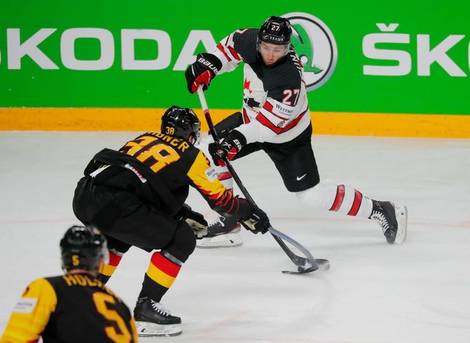 Michael Bunting a Fabio Wagner v zápase Německo - Kanada na MS 2021