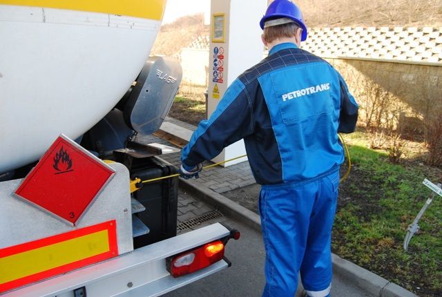 Zavážení paliva k čerpací stanici Shell