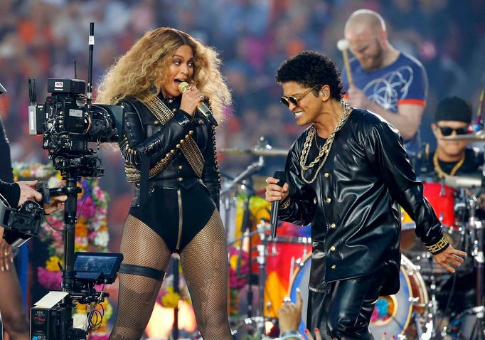 NFL, Super Bowl 50: Beyoncé a Bruno Mars