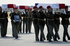Živě: Vojáci hrdinským přístupem zachránili jiné životy, řekl generál. Loučil se s nimi Zeman i Duka