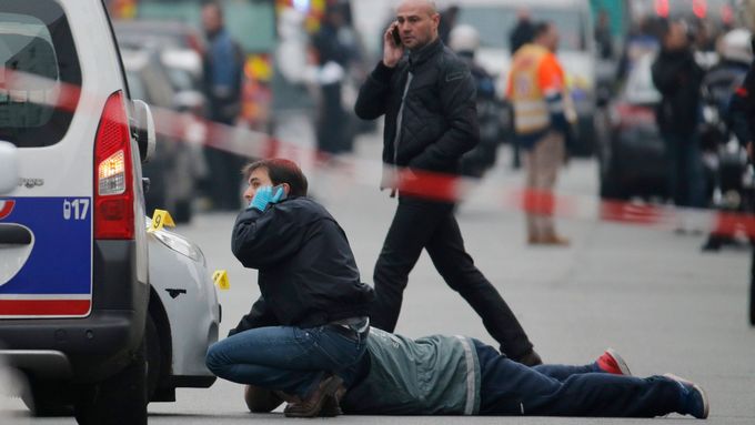 Fotky: Paříž v šoku. Charlie Hebdo zemřel, volali vrazi