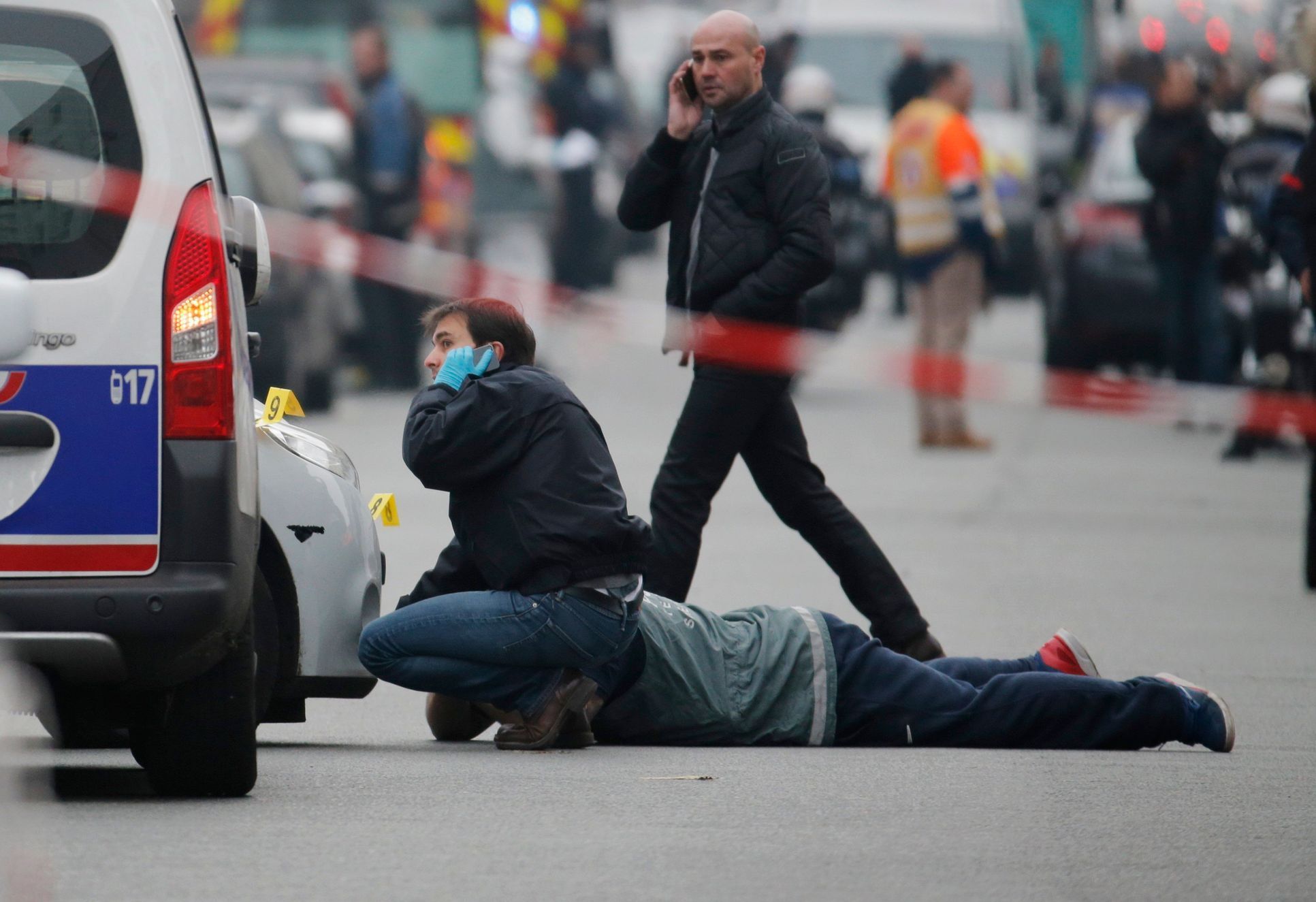 Policejní fotograf na místě střelby v pařížském sídle Charlie Hebdo