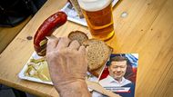 Buřty, pivo, politika (mítink hnutí SPD).
