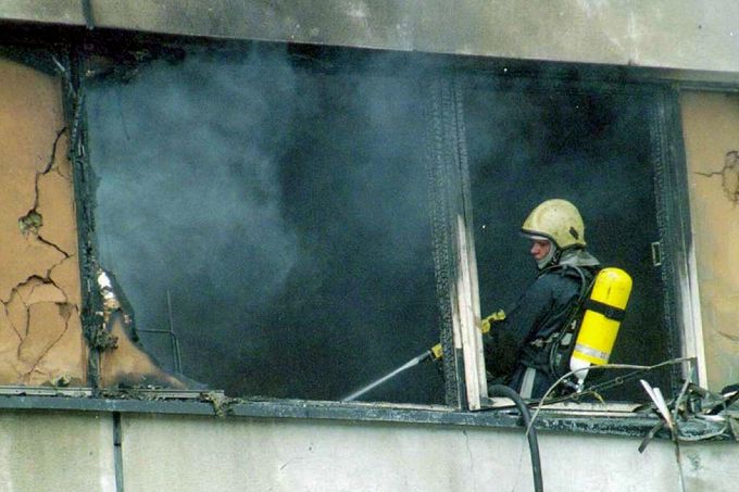 Jeden z hasičů při likvidaci požáru panelového domu na českobudějovickém sídlišti Vltava, kam se 8. 6. 1998 po srážce dvou stíhaček MiG-21 jeden ze strojů zřítil.