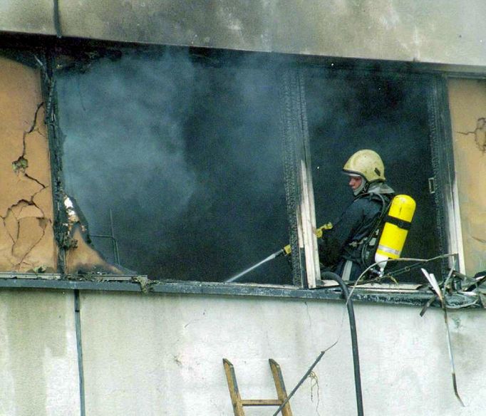 Jeden z hasičů při likvidaci požáru panelového domu na českobudějovickém sídlišti Vltava, kam se 8. 6. 1998 po srážce dvou stíhaček MiG-21 jeden ze strojů zřítil.