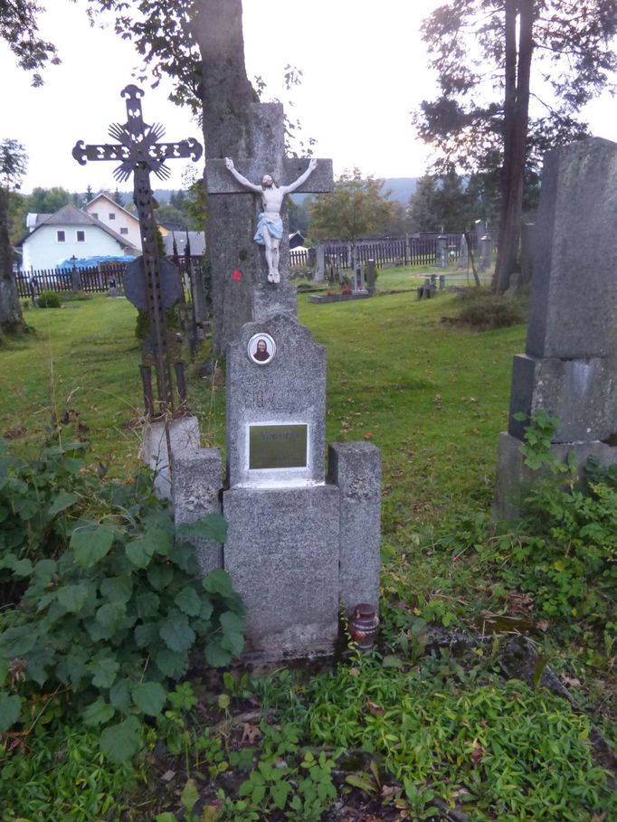 Nejvýše umístěný hřbitov v ČR. V Nových Hutích.