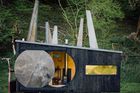 Dřevěný objekt architekti Rania Francisová a Michael Arnett navrhli s ohledem na omezený rozpočet. Patnáct metrů čtverečních velký domek Animated Forest je z překližky a vyšel v přepočtu na 315 tisíc korun.