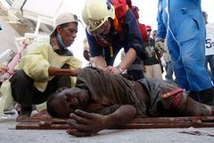 Haiti pohřbívá své mrtvé. Pomoc začíná fungovat