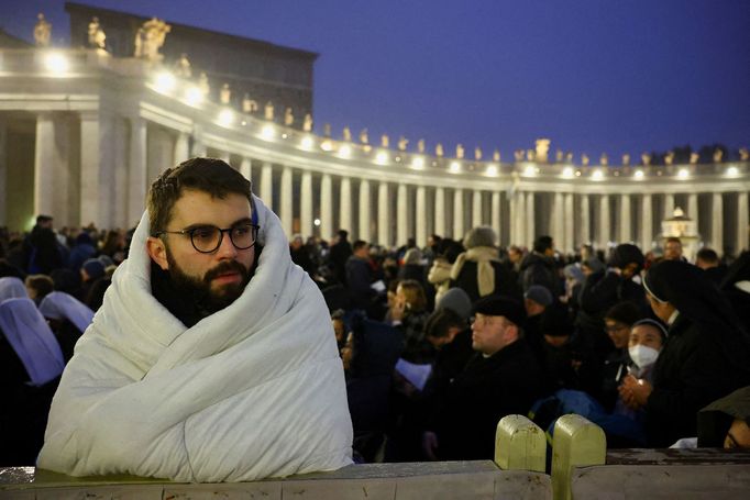 Tisíce lidí začaly již za tmy přicházet na Svatopetrské náměstí, kde se dnes uskuteční pohřeb papeže Benedikta XVI.