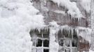 Ice covers a warehouse that caught fire Tuesday night, in Chicago January 23, 2013. Fire department officials said it is the biggest fire the department has had to battle in years and one-third of all Chicago firefighters were on the scene at one point or another trying to put out the flames. An Arctic blast continues to grip the U.S. Midwest and Northeast Wednesday, with at least three deaths linked to the frigid weather, and fierce winds made some locations feel as cold as 50 degrees below zero Fahrenheit. (minus 46 degrees Celsius). REUTERS/John Gress (UNITED STATES - Tags: DISASTER ENVIRONMENT) Published: Led. 23, 2013, 8:12 odp.