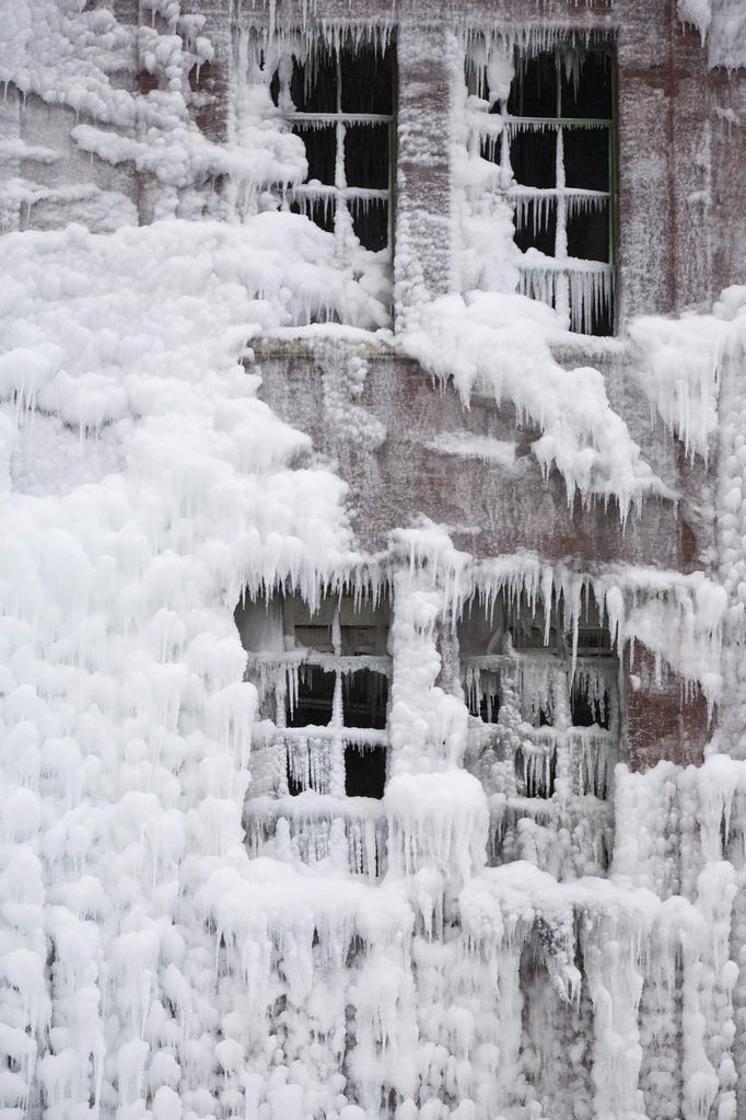 Ice covers a warehouse that caught fire Tuesday night, in Chicago January 23, 2013. Fire department officials said it is the biggest fire the department has had to battle in years and one-third of all Chicago firefighters were on the scene at one point or another trying to put out the flames. An Arctic blast continues to grip the U.S. Midwest and Northeast Wednesday, with at least three deaths linked to the frigid weather, and fierce winds made some locations feel as cold as 50 degrees below zero Fahrenheit. (minus 46 degrees Celsius). REUTERS/John Gress (UNITED STATES - Tags: DISASTER ENVIRONMENT) Published: Led. 23, 2013, 8:12 odp.