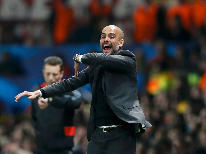 Trenér Guardiola gestikuluje ve čtvrtfinále Ligy mistrů