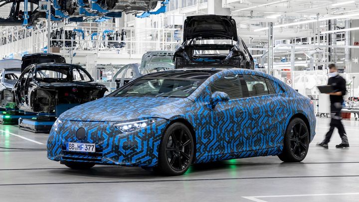 Maďarsko jako elektromobilová velmoc? Produkci auta na baterky chystá Mercedes i BMW